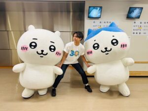Ryota Katayose Instagram - 昨日で、友だち増えた 🥺🤝☀️ 
@mezamashi.tv 30周年フェス　in 札幌 ❄️🎶✨
#ちいかわ #ハチワレ