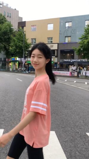 Ryu Ji-an Instagram - 오오~ 요즘 열심히 스트레칭 했나보구나!
자세가 많이 좋아졌어~😆 
(걸어가는 딸 영상 찍는게 좋아 ㅎㅎ)

#14살 #만13세 #류지안 #ryujian #주니어모델 #주니어배우 #청소년배우 #청소년모델 #피팅모델 #광고모델 #중학생 #딸스타그램 #ootd #브렛테일러