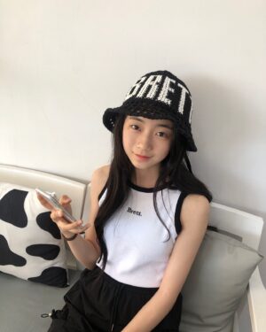 Ryu Ji-an Instagram - #제품제공 @brettailor 
브렛테일러 풀착장하고 아이스크림 먹으러~🍦
사각거리는 시원한 소재의 스커트와 민소매 티셔츠가 깔끔하죠?
전 글자가 큼직하게 써있는 니트모자가 너무 마음에 들더라구요~ (가끔 빌려쓰기로 했어요 ㅎㅎ)

✔️167cm 43kg 지안인 브렛테일러 
민소매 립티 (화이트) 유틸리티 롱라인 스커트 (블랙) 165사이즈 입고, 브렛니팅 버킷헷(블랙) 착용했어요~☺

#14살 #만13세 #류지안 #ryujian #주니어모델 #주니어배우 #청소년배우 #청소년모델 #아역배우 #광고모델 #피팅모델 #koreankidsmodel #koreanactress #주니어의류 #브렛테일러 #민소매티셔츠 #롱스커트 #버킷헷 #중학생 #딸스타그램