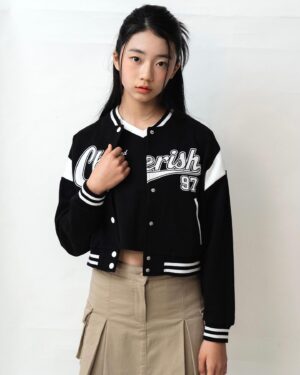 Ryu Ji-an Instagram - 더데이걸 24 S/S~😍
이 점퍼 넘 이쁘네~
이 코디 너무 맘에 들어~~
(키 더 컷나??ㅎㅎ)

brand : 더데이걸 @thedaygirls_official 
photo :  @parksihu__ 
H/M :  @mua_eji 
Model :  @love_ryujian 

#14살 #만12세 #류지안 #ryujian #주니어모델 #주니어배우 #청소년배우 #청소년모델 #아역배우 #광고모델 #피팅모델 #koreankidsmodel #koreanactress