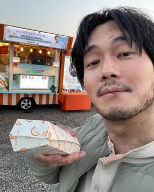 Ryu Kyung-soo Instagram - 선산의 뒷 이야기.

-풍성한 명절 보내시고 새해 복 많이 받으세요.