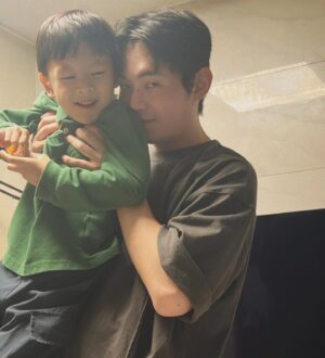 Ryu Kyung-soo Instagram - 네가 웃으면 나도 좋아~~~~~~~~~~
넌 장난을 많이 쳐도~~~~~~~~~~~~