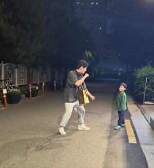 Ryu Kyung-soo Instagram - 네가 웃으면 나도 좋아~~~~~~~~~~
넌 장난을 많이 쳐도~~~~~~~~~~~~