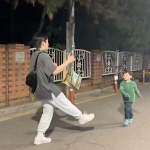 Ryu Kyung-soo Instagram - 네가 웃으면 나도 좋아~~~~~~~~~~
넌 장난을 많이 쳐도~~~~~~~~~~~~