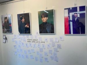 Ryu Kyung-soo Instagram - 데뷔카페…….ㅠㅠ
무슨 이런걸 다………..
진심으로 감사했습니다…
여러분의 응원에 힘 입어 저는 더욱 열심히 연기 할게요..

어제 얼굴 보고 얘기 할 수 있어서 좋았습니다. 
다음에 또 만날 때 까지……
셀카 연습 좀 해서 올게요..ㅎㅎ
고맙습니다!!!!!!!
💜💜💜💜💜💜💜