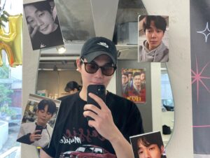 Ryu Kyung-soo Instagram - 데뷔카페…….ㅠㅠ
무슨 이런걸 다………..
진심으로 감사했습니다…
여러분의 응원에 힘 입어 저는 더욱 열심히 연기 할게요..

어제 얼굴 보고 얘기 할 수 있어서 좋았습니다. 
다음에 또 만날 때 까지……
셀카 연습 좀 해서 올게요..ㅎㅎ
고맙습니다!!!!!!!
💜💜💜💜💜💜💜
