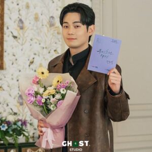 Ryu Kyung-soo Instagram - 안녕하세요. 류경수입니다. 천무영으로 드리는 마지막 인사입니다.

방영이 끝나고 나니 더 끝났다는 실감이 드네요..
아주 행복한 긴 여행을 한것도 같고, 아주 기분 좋게 깨어나게 되는 긴 꿈을 꾼 것 같기도 하고..

금쪽이 천무영과 부족한 인간 류경수를 품어주신 모든 분들, 진심으로 고맙습니다.
평생 잊지 못할 좋은 추억 만들어갑니다. 구미호뎐1938에 함께 출연했던 저를 많이 챙겨주셨던 모든 배우분들의 앞으로 활동도 기대해주시고 응원해주세요!

이제 천무영은 그토록 원했던 정말 보통의 사람처럼 아주아주 평범하게, 홍주가 알던 그 진짜 천무영으로 살아갈겁니다. 

그동안 구미호뎐1938을 시청해주시고 사랑해주신 모든 분들께 진심으로 머리 숙여 감사말씀드립니다.

다음에 또 만날 때 까지 
안녕히!

 구미호뎐1938의 후속작으로 방영될 멋진 배우 안보현의 드라마 “이번 생도 잘 부탁해” 도 많은 관심 부탁드립니다!