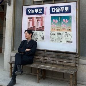 Ryu Kyung-soo Instagram - 안녕하세요. 류경수입니다. 천무영으로 드리는 마지막 인사입니다.

방영이 끝나고 나니 더 끝났다는 실감이 드네요..
아주 행복한 긴 여행을 한것도 같고, 아주 기분 좋게 깨어나게 되는 긴 꿈을 꾼 것 같기도 하고..

금쪽이 천무영과 부족한 인간 류경수를 품어주신 모든 분들, 진심으로 고맙습니다.
평생 잊지 못할 좋은 추억 만들어갑니다. 구미호뎐1938에 함께 출연했던 저를 많이 챙겨주셨던 모든 배우분들의 앞으로 활동도 기대해주시고 응원해주세요!

이제 천무영은 그토록 원했던 정말 보통의 사람처럼 아주아주 평범하게, 홍주가 알던 그 진짜 천무영으로 살아갈겁니다. 

그동안 구미호뎐1938을 시청해주시고 사랑해주신 모든 분들께 진심으로 머리 숙여 감사말씀드립니다.

다음에 또 만날 때 까지 
안녕히!

 구미호뎐1938의 후속작으로 방영될 멋진 배우 안보현의 드라마 “이번 생도 잘 부탁해” 도 많은 관심 부탁드립니다!