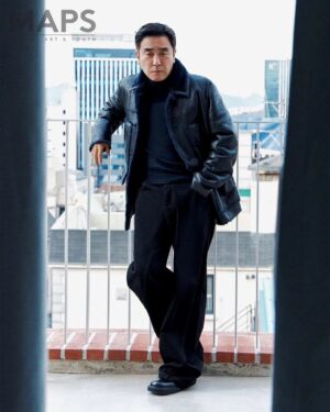 Ryu Seung-ryong Instagram - .
#리그램 - @mapsworld_kr by @get_regrammer
MAPS JANUARY-FEBRUARY ISSUE with RYU SEUNGRYONG ( @ryuseungryong_ )

최근 드라마 ‘무빙’을 비롯한 많은 작품에서 따뜻한 아버지의 모습을 보여준 배우 류승룡. 실제 두 아들의 아버지이자 수십년째 연기자로 살아가는 류승룡의 지금 당장의 모습과 속마음 이야기를 MAPS 1-2월호에서 만나보세요.

Photography by Jang Jinwook @_jangjinwook
Produced by Yoo Youngjae
Styled by Jun Jino @junjino
Hair_Baek Gayoung 
Make-up_Seol Yeongeun @seolbona
Model_Ryu Seungryong @ryuseungryong_

#류승룡 #RyuSeungRyong #MAPS #MAPSMAGAZINE #맵스 #맵스매거진