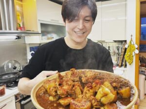 Ryu Soo-young Instagram - 준비하느라 조금 오래걸렸던 레시피
집에서도 맛있는 찜닭을 만들수 있도록
준비했어요. 

그대로 따라하시면 우리집이 #찜닭맛집 

일찍찾아온  더위
몸보신으로 #만원찜닭 어떠세요. 

#류수영레시피
#어남선생레시피

#레시피는 @funstaurant_kbs 에서 확인하세요. 

#KBS #편스토랑

아이가 있으시면 고추를 줄이시고
떡사리도 넣어주세요. 👧🏻

#몸보신요리
#찜닭🐓