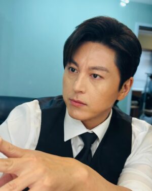 Ryu Soo-young Instagram - 오랜만에 
#suit 

#양복