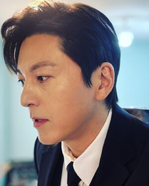 Ryu Soo-young Instagram - 오랜만에 
#suit 

#양복