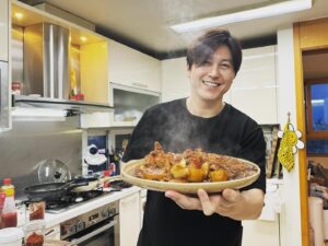 Ryu Soo-young Instagram - 준비하느라 조금 오래걸렸던 레시피
집에서도 맛있는 찜닭을 만들수 있도록
준비했어요. 

그대로 따라하시면 우리집이 #찜닭맛집 

일찍찾아온  더위
몸보신으로 #만원찜닭 어떠세요. 

#류수영레시피
#어남선생레시피

#레시피는 @funstaurant_kbs 에서 확인하세요. 

#KBS #편스토랑

아이가 있으시면 고추를 줄이시고
떡사리도 넣어주세요. 👧🏻

#몸보신요리
#찜닭🐓