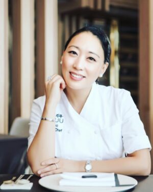 Ryu Soo-young Instagram - 스탠포드 학회에서 강연자로 만났던 @judyjoochef 
주디주 쉐프님.  금융전문가로 활동하다 쉐프로 전업을
하신후 미국과 영국방송에서 꾸준히 한식요리방송을 진행하고 계신다. 영미권에서 “당당히“ 한식으로 방송을 진행하는 거의 유일한 쉐프님
@seoulbirdusa @seoulbirduk  영국과 미국에 서울버드라는 #koreanrestaurant 한식레스토랑도 운영하고 계신다. 
에너지 넘치는 기운, 또  열정과 해박함에 참 많은걸 배웠다. 
Thankyou @judyjoochef 

#korean cuisine gone global 
@stanford
