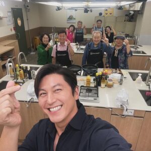 Ryu Soo-young Instagram - #어남선생요리교실 2탄
#편스토랑
#어남선생‘남편’요리교실

#노부부의알콩달콩요리교실

#제가많이배웠어요 ❤️

#KBS 신상출시편스토랑