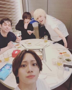 Ryuji Sato Instagram - 有酸素運動しながら書き込むインスタグラムは頭が回んなくて最高だぜ。

昨日はこの4人でイベントに配信、有難う御座いました。

久々にお話することが出来て、非常に楽しかったです。

Discordもお手数おかけしまして申し訳御座いませんでした、今後はもっとスムーズに行けるようになるかと存じます。

てか音楽の差し込み方覚えたら無敵だなこれ。マーケティングと書き込み同時に出来んじゃん。

#ZIPANGOPERA
#ジパングオペラ
#cherryblossom
#福澤侑
#心之介
#佐藤流司
#spi
#この写真は
#これといって昨日のやつとかではない
#みんなは
#カップそばとかカップうどんの
#あげ
#先入れ派後入れ派
#どっち
#オレ
#軽石にしてカカトの角質取る派
#冗談
#食い物粗末にすんな
#たまに訊かれる
#流司さん
#何でそんなに肌綺麗なんですかと
#自分で綺麗だなどと思ったことは無いが
#教えてやろう
#肌の炎症が無くなり皮脂が全て流れるまで汗をかくことだ
#有酸素運動でも
#サウナでも
#辛い食べ物でもいい
#これはマジ
#皮脂粗末にすんな
#走るより皮脂れ