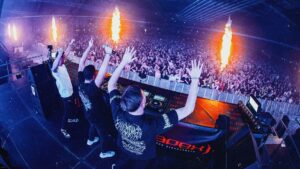 S-te-Fan Instagram - FIRST EVER DBSTF X AVERSION DROPPING THIS FRIDAY! 🤯🏆

WHO IS HYPED FOR LIVE FOR THE HARD⁉️

From dropping it on the biggest stages around the globe to it being featured in the LEGENDARY Intents Festival Endshow, it’s finally coming! 💃🏽😱

PRESAVE IT NOW! (Link in bio)