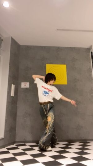 SHIN Instagram - 🧨🪐
#shinchan_style #dance #eminem #snoopdog