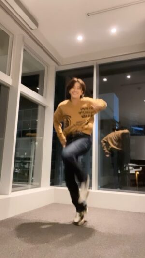 SHIN Instagram - 『Guri Chal』🪄✨

@swagatika_tripathy__ 
@lavanya.das_ 

#shinchan_style #gurichal #dance #ダンス #india