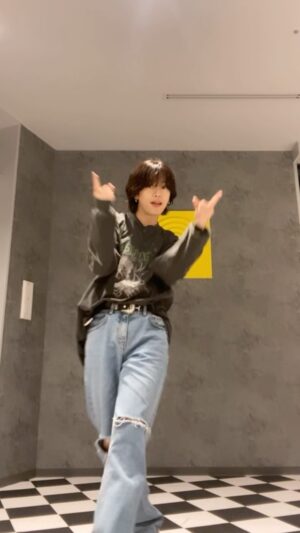 SHIN Instagram - 『Hulu』

@sasy 
@arashmusic 

#shinchan_style #hulu #sasy #arash #dance
