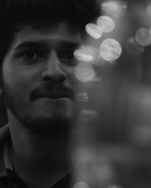 Sabareesh Sajjin Instagram - ചായ കുടിക്കാൻ കടേൽ കേറീപ്പൊ, അനങ്ങാതിരുന്നാൽ അറിയാത്ത മട്ടിൽ ഫോട്ടോ എടുത്ത് തരാമെന്ന് പറഞ്ഞ് @_suryadeva_ 📸