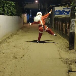 Sabareesh Sajjin Instagram - കരോൾ കളിച്ച് വെളിവ് പോയ ഒരു സാന്റാ.. 🎅 🎥: @jeevanstephen