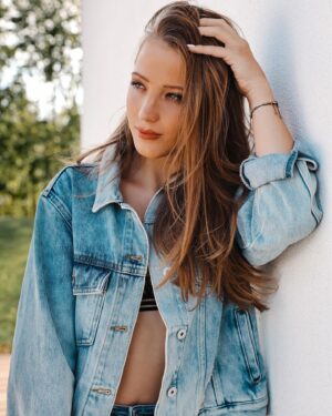 Sabina Dlouhá Instagram - 〰️Sabina〰️ 
 

#portrét #photography #photo #czechgirl #model #sabina #greeneyes #jeans #photooftheday