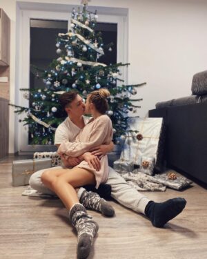 Sabina Dlouhá Instagram - Veselé Vánoce 🎄🤍
#vanoce #loveyou #family #friends #christmastree