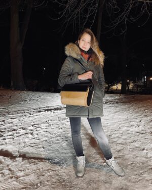 Sabina Dlouhá Instagram - Moje nová dřevěná kabelka👜✨, ručně vyrobená dvěma šikovnými chlapci @_johnny_joseph_ 👬

#kabelka #wood #woodworking #sikovnikluci #beaty #winter #january #cold #snow #me #nightwalking