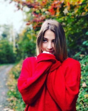 Sabina Dlouhá Instagram - Na podzimu mám nejradši, jak hraje všemi barvami! 🍂🌿Co vy? Jaké je vaše nejoblíbenější období? 😊.

#love #colors #slime #happy #red#look
