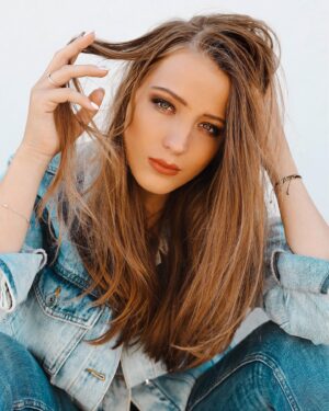 Sabina Dlouhá Instagram - 〰️Sabina〰️ 
 

#portrét #photography #photo #czechgirl #model #sabina #greeneyes #jeans #photooftheday