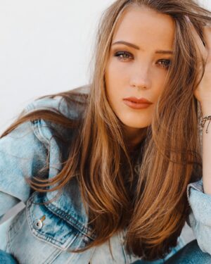 Sabina Dlouhá Instagram - 〰️Sabina〰️ 
 

#portrét #photography #photo #czechgirl #model #sabina #greeneyes #jeans #photooftheday