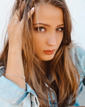 Sabina Dlouhá Instagram - 〰️Sabina〰️ 
 

#portrét #photography #photo #czechgirl #model #sabina #greeneyes #jeans #photooftheday