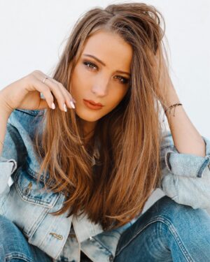 Sabina Dlouhá Instagram - 〰️Sabina〰️ 
 

#portrét #photography #photo #czechgirl #model #sabina #greeneyes #jeans #photooftheday