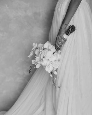 Sabina Hidalgo Instagram - un alma, dos cuerpos. 🤍

wedding planner: @camelia.wp 
decor: @doblemme.flores 
dj: @soylaramusic @retter.djs 
ceremonia: @centroananda.mx @aninavarrol
fotógrafa: @andreacamarenaphoto
video: @almar.lifestories