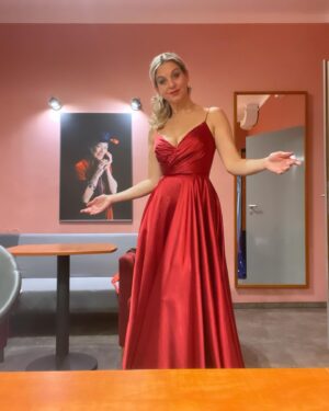 Sabina Laurinová Instagram - Hudba léčí a dělá radost.. ♥️
Já se opět po roce mohla postavit na jeviště,při krásných vánočních koncertech,s orchestrem Václava Marka. Bylo mi ctí. ♥️ @vaclavmarek.cz
Děkuji moc také @svatebnisalonmaya za krásné šaty. Vždy se v nich cítím krásně ♥️