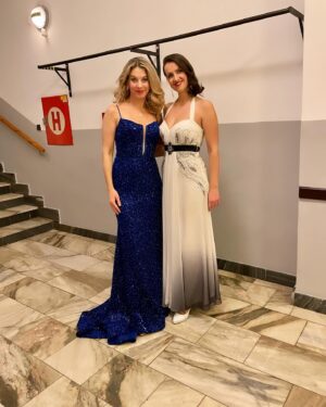 Sabina Laurinová Instagram - Hudba léčí a dělá radost.. ♥️
Já se opět po roce mohla postavit na jeviště,při krásných vánočních koncertech,s orchestrem Václava Marka. Bylo mi ctí. ♥️ @vaclavmarek.cz
Děkuji moc také @svatebnisalonmaya za krásné šaty. Vždy se v nich cítím krásně ♥️