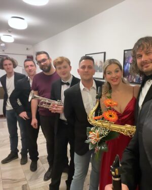 Sabina Laurinová Instagram - Hudba léčí a dělá radost.. ♥️
Já se opět po roce mohla postavit na jeviště,při krásných vánočních koncertech,s orchestrem Václava Marka. Bylo mi ctí. ♥️ @vaclavmarek.cz
Děkuji moc také @svatebnisalonmaya za krásné šaty. Vždy se v nich cítím krásně ♥️