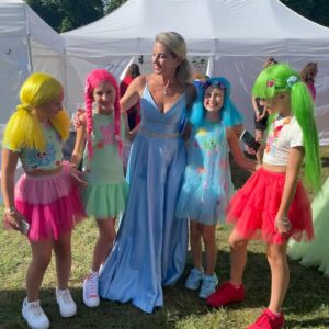 Sabina Laurinová Instagram - V pauze před výstupem… Den princezen Slavkov🌸Opět to byl parádní zážitek. Akce pro děti prostě miluju..Díky všem, je to s Vámi radost… 💗 @denprincezen  @pigy.cz  @jakub_koutsky  @misuge1 @misatomesova  @miroslav.simunek @svatebnisalonmaya