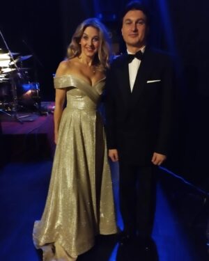 Sabina Laurinová Instagram - Hudba léčí a dělá radost.. ♥️
Já se opět po roce mohla postavit na jeviště,při krásných vánočních koncertech,s orchestrem Václava Marka. Bylo mi ctí. ♥️ @vaclavmarek.cz
Děkuji moc také @svatebnisalonmaya za krásné šaty. Vždy se v nich cítím krásně ♥️
