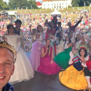 Sabina Laurinová Instagram - V pauze před výstupem… Den princezen Slavkov🌸Opět to byl parádní zážitek. Akce pro děti prostě miluju..Díky všem, je to s Vámi radost… 💗 @denprincezen  @pigy.cz  @jakub_koutsky  @misuge1 @misatomesova  @miroslav.simunek @svatebnisalonmaya