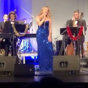 Sabina Laurinová Instagram - Hudba léčí a dělá radost.. ♥️
Já se opět po roce mohla postavit na jeviště,při krásných vánočních koncertech,s orchestrem Václava Marka. Bylo mi ctí. ♥️ @vaclavmarek.cz
Děkuji moc také @svatebnisalonmaya za krásné šaty. Vždy se v nich cítím krásně ♥️