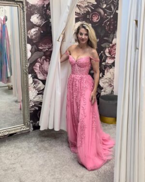 Sabina Laurinová Instagram - Den Princezen na zámku Slavkov se blíží .. Letos si těch šatů nějak užívám…Tak které? Děkuju @svatebnisalonmaya za nádherné šaty.🌸Těším se moc.. @denprincezen