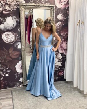 Sabina Laurinová Instagram - Den Princezen na zámku Slavkov se blíží .. Letos si těch šatů nějak užívám…Tak které? Děkuju @svatebnisalonmaya za nádherné šaty.🌸Těším se moc.. @denprincezen