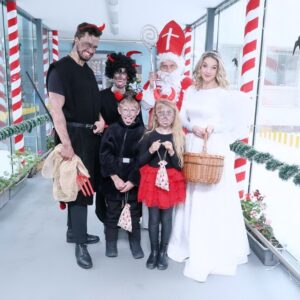 Sabina Laurinová Instagram - Městem už zase chodí Mikuláš… ⭐️
Již tradičně v Thomayerově nemocnici. 
 Věřím, že jsme předali radost a naději. 💫
@thomayerka 
@prima_zoo
