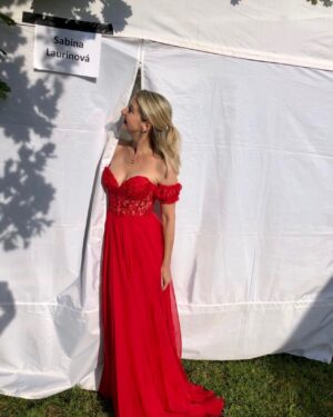 Sabina Laurinová Instagram - Zámek Karlova Koruna…Bylo tam krásně🌺 Díky všem skvělým kolegům a nejvíc všem, kdo jste přišli… Těšíme se 29.7. na zámku Slavkov. @denprincezen  Diky@svatebnisalonmaya 🌺