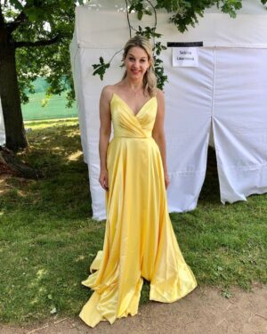 Sabina Laurinová Instagram - Zámek Karlova Koruna…Bylo tam krásně🌺 Díky všem skvělým kolegům a nejvíc všem, kdo jste přišli… Těšíme se 29.7. na zámku Slavkov. @denprincezen  Diky@svatebnisalonmaya 🌺