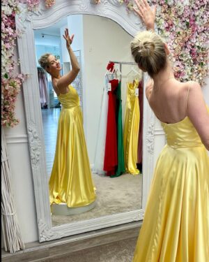Sabina Laurinová Instagram - Po roce na zámek.. Zítra Karlova Koruna🤍 Tak které? Děkuji @svatebnisalonmaya 
Těším se na vás na @denprincezen 🌸