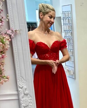 Sabina Laurinová Instagram - Po roce na zámek.. Zítra Karlova Koruna🤍 Tak které? Děkuji @svatebnisalonmaya 
Těším se na vás na @denprincezen 🌸