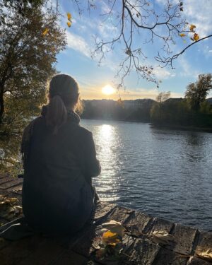 Sabina Laurinová Instagram - Po zkoušce v divadle..🍁Ještě pár paprsků….